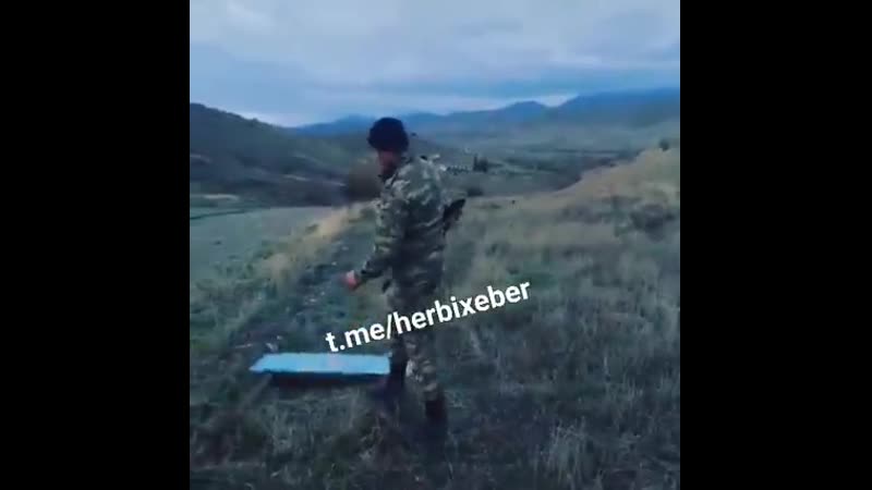 Азербайджанский воин убрал цыганскую табличку и установил табличку хозяев