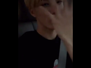 Показывает лапку