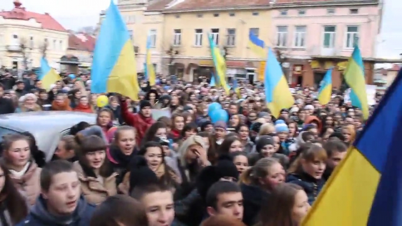 Шкільна лінійка у київській школі москалів на ножі