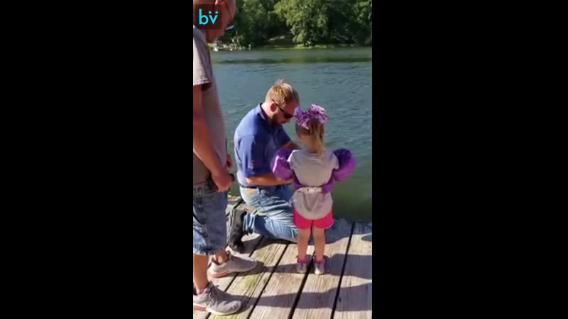 Маленькая девочка словила мини удочкой рыбу монстра