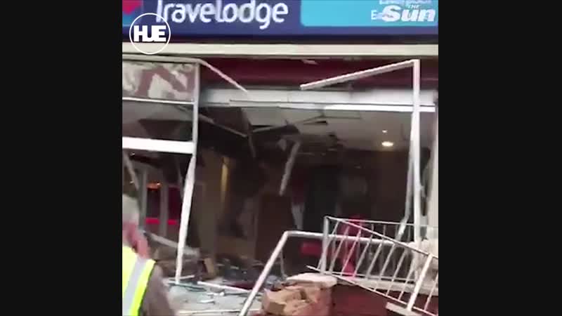 В ливерпуле рабочий на экскаваторе устроил погром в отеле