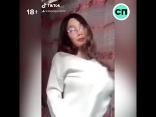 Зумерки оголяют грудь перед камерой