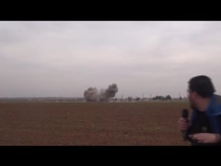 Se #idlib stunning footage showing cluster bomb bombardment followed by an airstrike but bomb falling behind reporter fails to