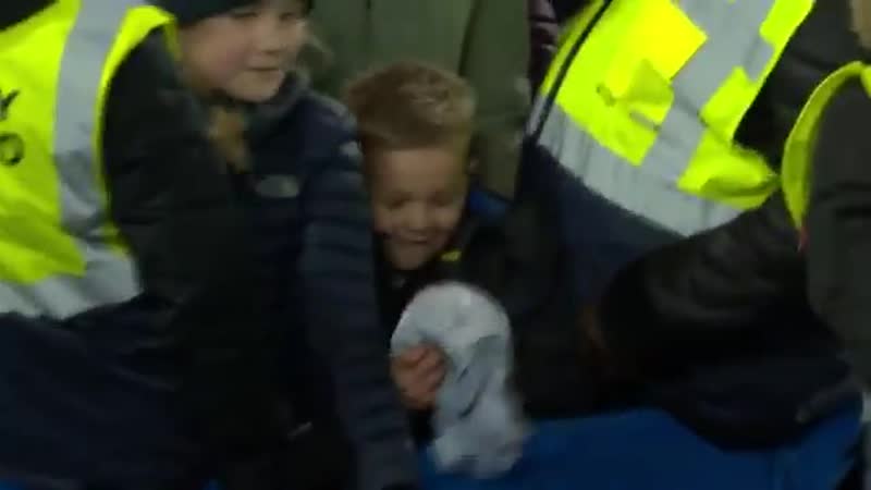 Киран вествуд дарит футболку болельщику