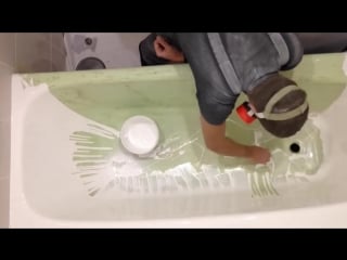 Залиа жидкого акрила на заранее подготовленную ванну