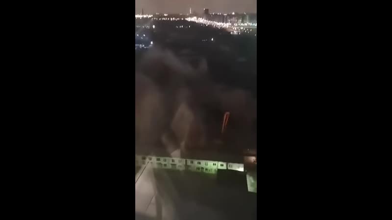 Этой ночью в петербурге обрушилась здоровенная труба, которая стояла прямо перед жилым домом