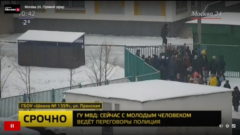 Молодые в жулебине пришел в школу с ножом и угрожает учителям