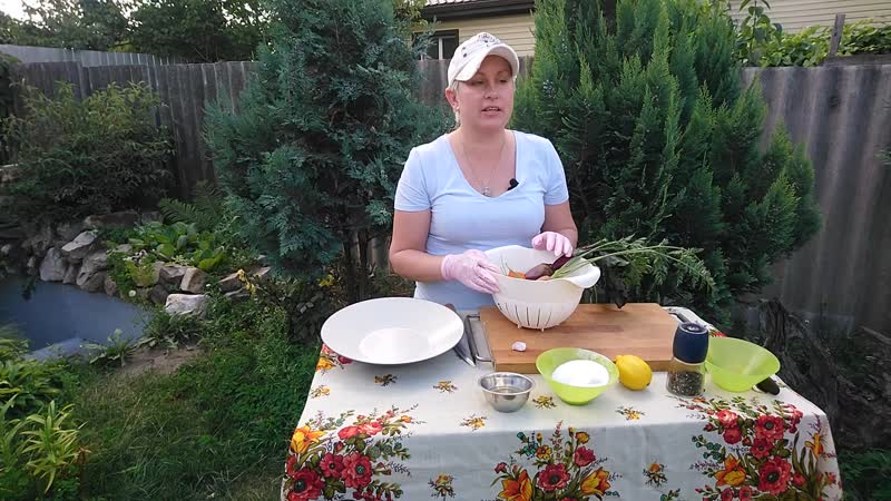 Салат из летних овощей с физалисом и грушей