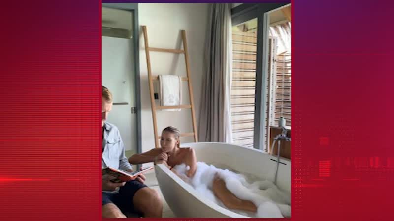 Обнаженная лена летучая в ванне с пеной