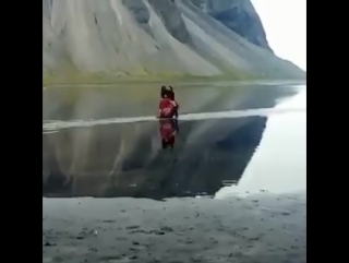 Srk & kajol lоok in love song from dilwale in iceland fire of love among the cold ice