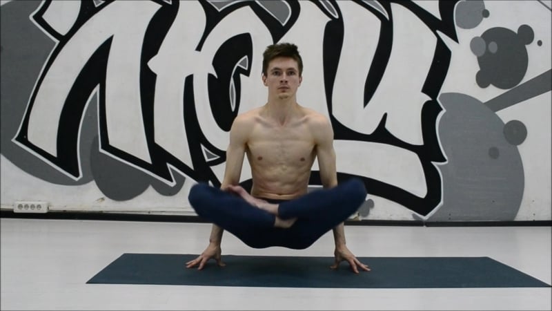 Уттхита падмасана( поза парящего лотоса )