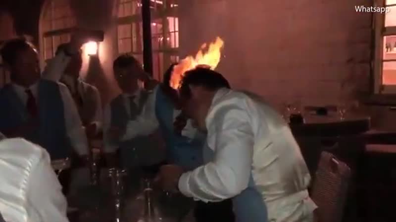 Пьяные гости на свадьбе поливают себе головы самбукой и поджигают друг друга