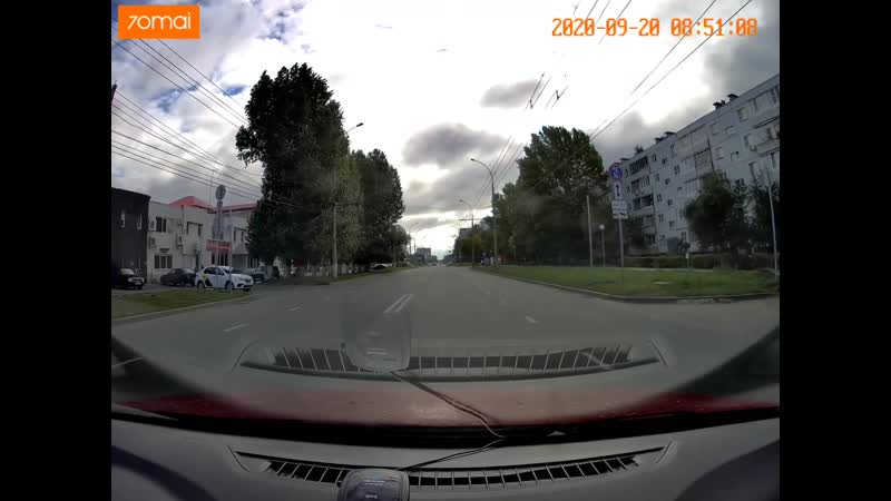 Девушка тормозит машину / тольятти