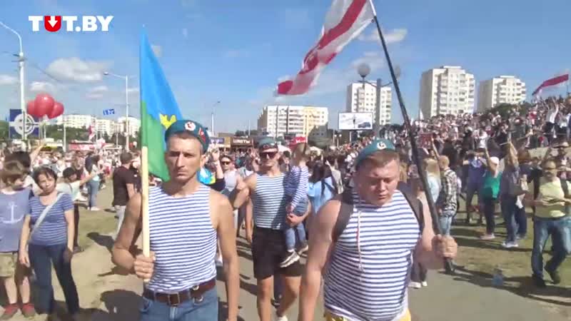 Колонна десантников с флагами вдв и бело красно белым флагом вышла на «пушкинскую»