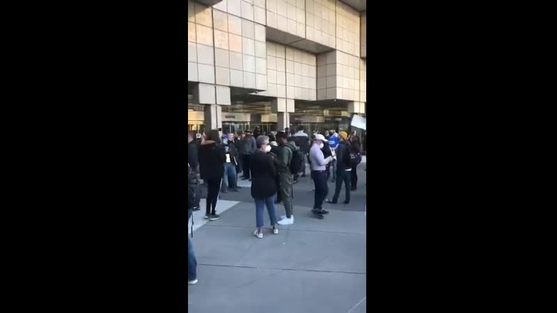 В детройте сторонники трампа вышли к центру подсчета голосов, который запер свои двери