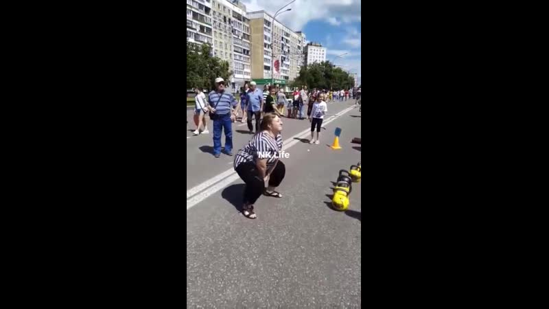 Девушка и гиря