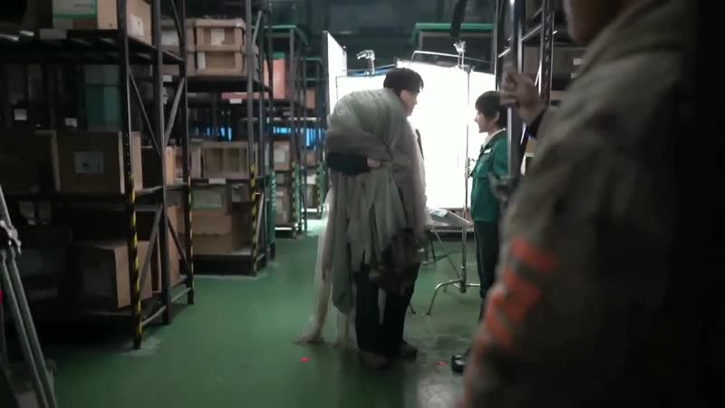 실제 porn video – 중계 비하인드 영상 십일창에서 인피용을 훔쳐 도망가려는데 출구를 몰라 결국 샤오바이에게 출구를 묻고 도망가는 오사 실제 배우분을 들쳐매고 왔다갔다 했음에도 전혀 힘든 기색이 없네요 주일룡 朱一龙 龙哥