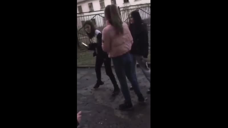 Молодые женского рода из кривого рога сначала избили, а потом поставили на колени свою сверстницу