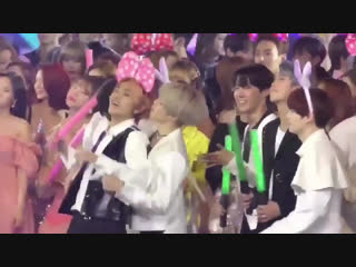 Another angle of this glorious dancing in the club like vmin moment lmaooo they really out there doing this 😏