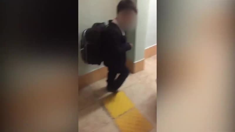 Школьник упал под тяжестью рюкзака