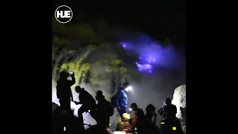 Вулкан иджен в индонезии выплюнул необычное пламя