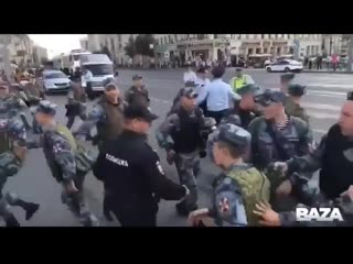 Гестапо водит хоровод вокруг пушкинской площади видеофакт в этой стране еб@нулись все!