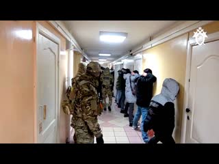 Спецназ задерживает подозреваемых в молодые студентов