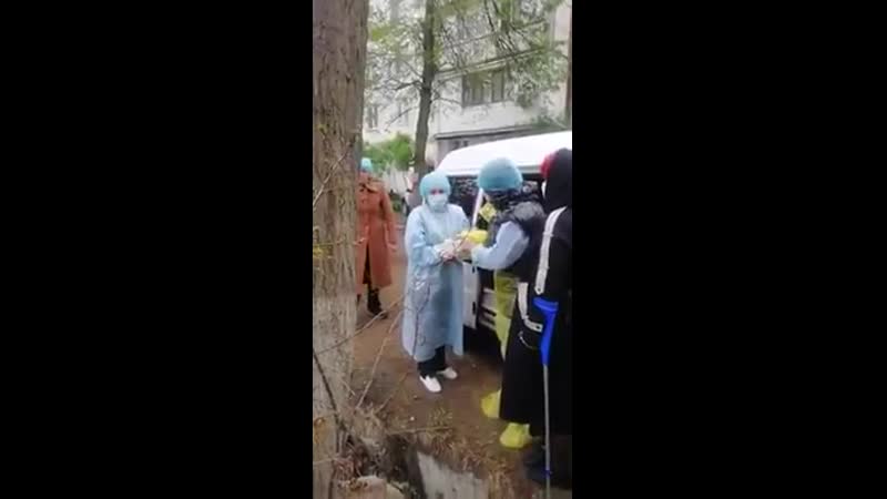 В таком положении сейчас находятся врачи казахстана, люди изготавливают защитные костюмы буквально из говна и палок