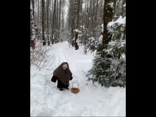 Машенька к бабуле баранки несёт!)