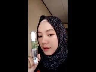 Gadis berjilbab ini pun memakai spirulina soothing gel