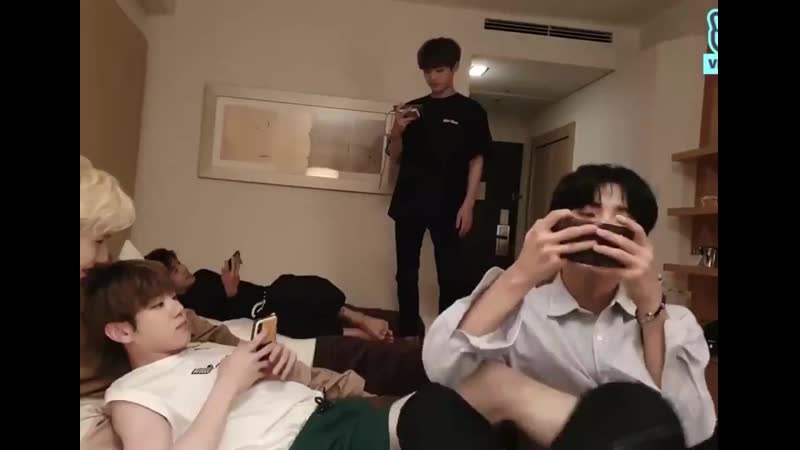 @junheessmile the way byeongkwan grabbed junhee by the waist with his leg to cuddle him