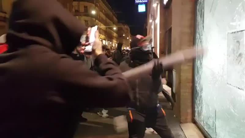 Протестующие "жёлтые куртки" во франции штурмуют здания банков и офисы компаний #ес