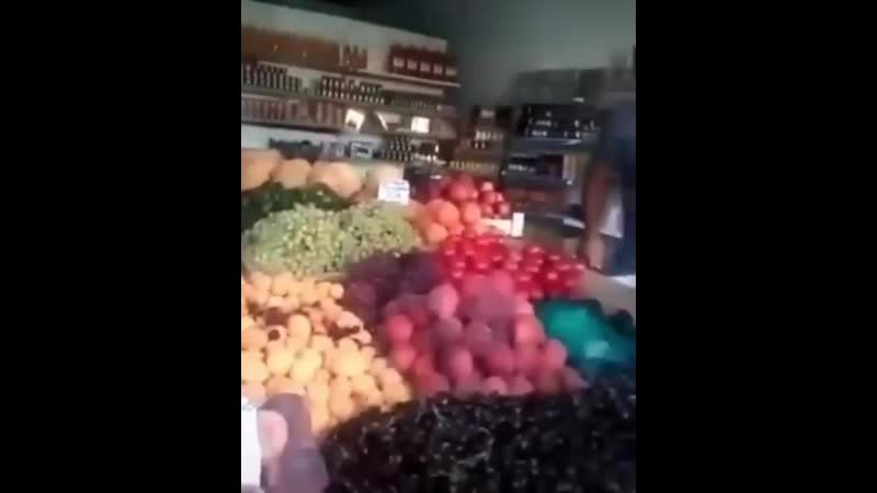 Возмущенный обвесом покупатель, громит барыге палатку пришёл со своей гирей для весов