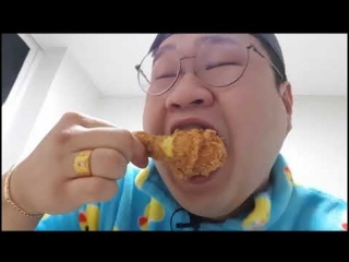 Кореец ест на камеру корейский kfc сэт