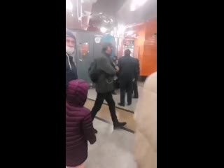 В санкт петербурге полицейские толпой жестоко избили пассажира метро