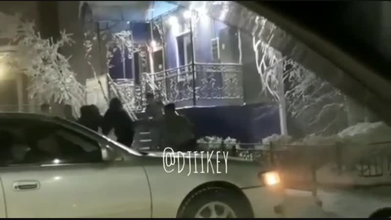 Бара porn video – Посетители бара жестоко избили мужчину в якутии