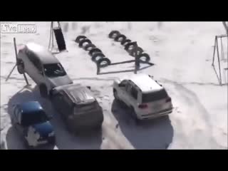 Прикол года обычный день в россии авто таранит машину на паркое смешное видео шок ужас частное видео 18+