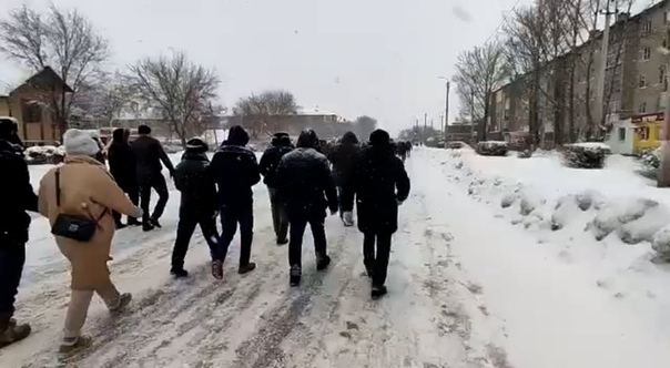 В казахстане начались столкновения протестующих с силовиками (1)