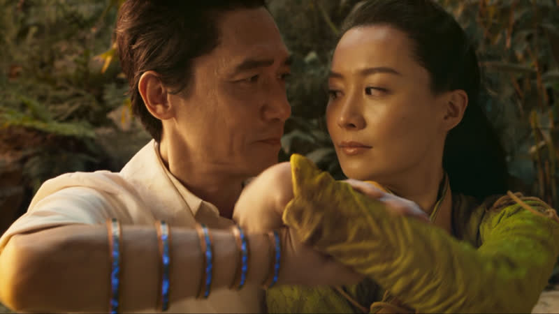 Сцена красивого боя из "шан чи и легенда десяти колец"