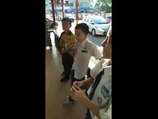 Sila siasat apa yg anak anda beli ketika di sekolah supaya kebiasaan buruk ini tidak menular kpd habit yg lebih membimbangkan