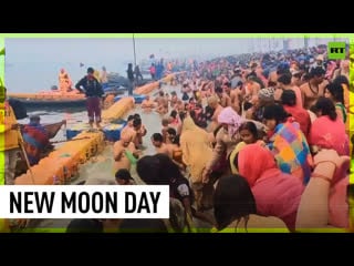 Mauni amavasya | thousands of hindu worshippers take spiritual swim in ganges river