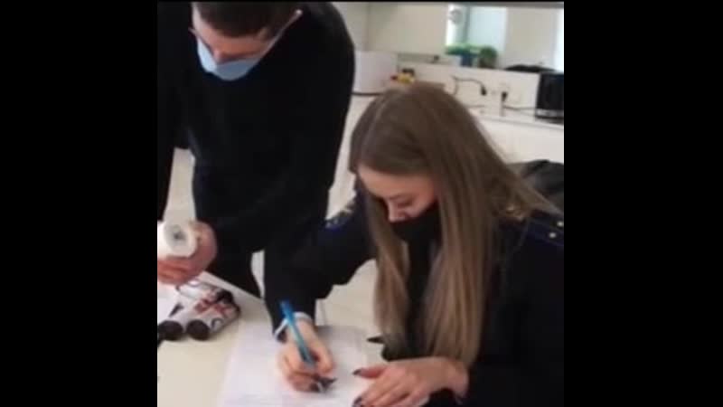 Красноярские силовики накрыли группироу, которая распространяла порно и проводила в квартире вебкам трансляции