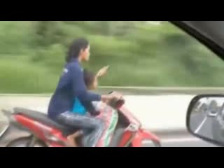 Да эта мамаша просто родитель года mp4