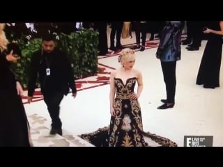 Emilia clarke no tapete vermelho do met gala 2018