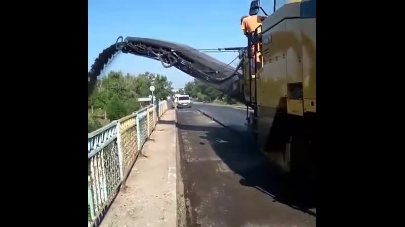 Дорожники выбрасывают асфальт в речку