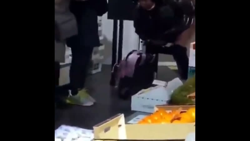 Проклятые молодые, не дадут посрать в супермаркете афроитальянке