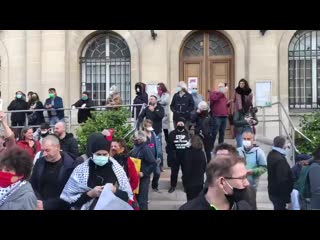 Rassemblement en cours à l’appel de plusieurs organisations et gilets jaunes devant la mairie de lîle saint denis contre les vio