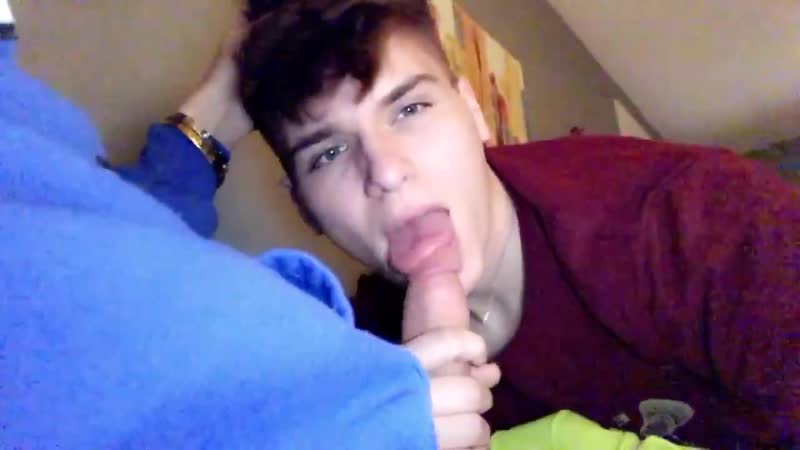 Парнишка посасывает хуец друга видео группы гей пошлятина