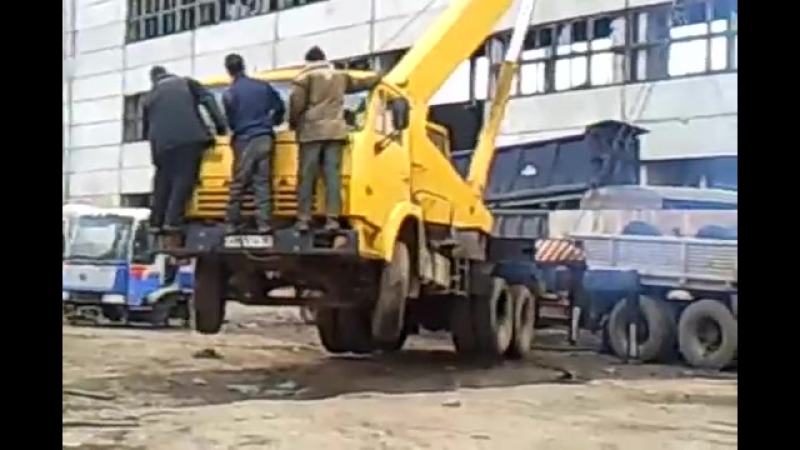 Автокран и прикол на нём