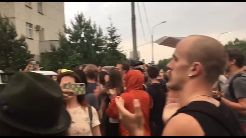 У суда хлопают и кричат «свободу!» ивану голунову